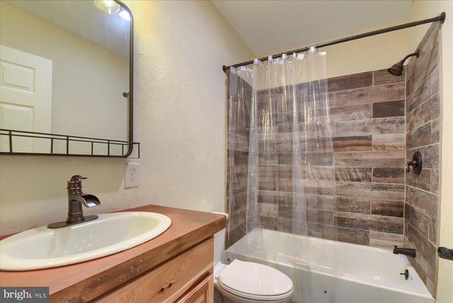 92 S SWEET ARROW LAKE RD, Pine Grove, PA 17963