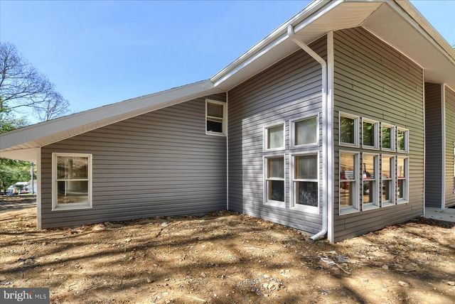 92 S SWEET ARROW LAKE RD, Pine Grove, PA 17963