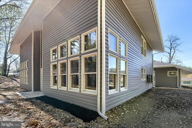 92 S SWEET ARROW LAKE RD, Pine Grove, PA 17963