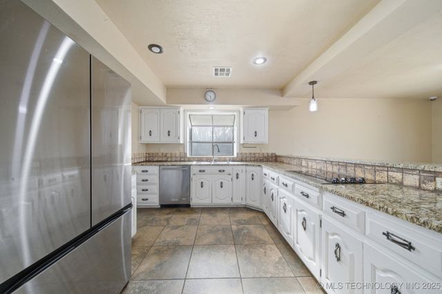 520 Ridgewood, Pryor, OK 74361