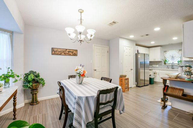 602 Sharondoah Drive, Highlands, TX 77562