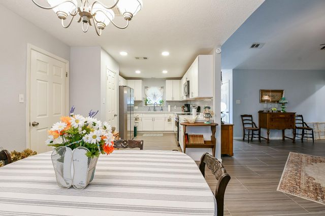 602 Sharondoah Drive, Highlands, TX 77562