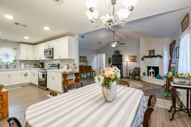 602 Sharondoah Drive, Highlands, TX 77562