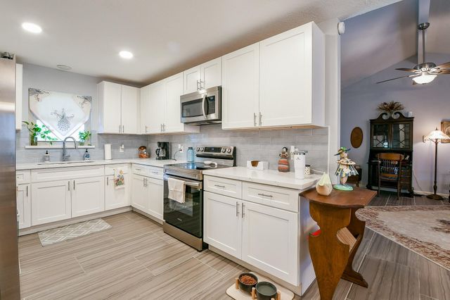 602 Sharondoah Drive, Highlands, TX 77562