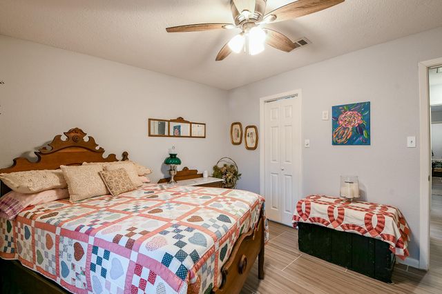 602 Sharondoah Drive, Highlands, TX 77562