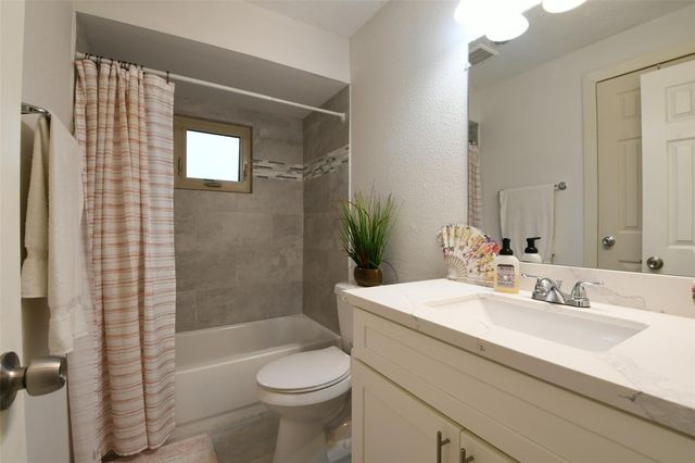 602 Sharondoah Drive, Highlands, TX 77562