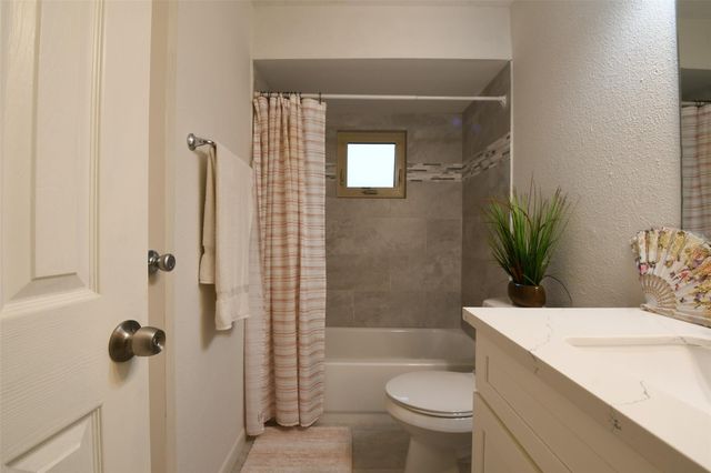 602 Sharondoah Drive, Highlands, TX 77562