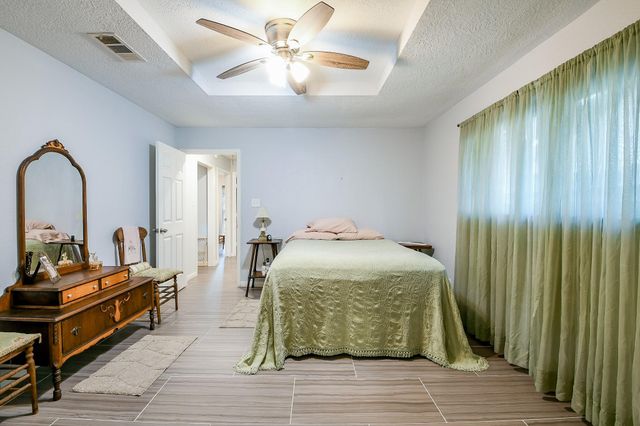 602 Sharondoah Drive, Highlands, TX 77562
