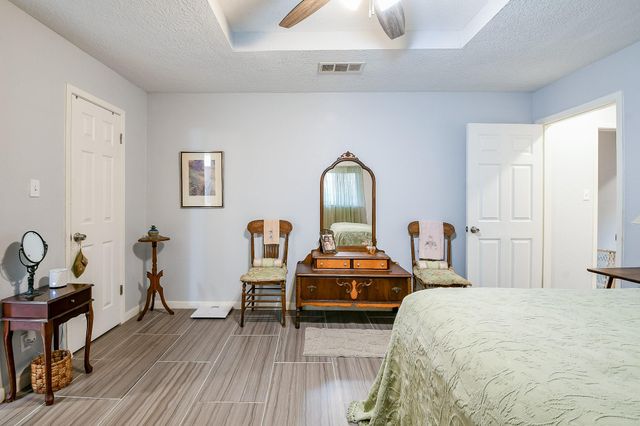 602 Sharondoah Drive, Highlands, TX 77562