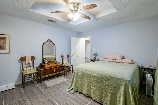 602 Sharondoah Drive, Highlands, TX 77562