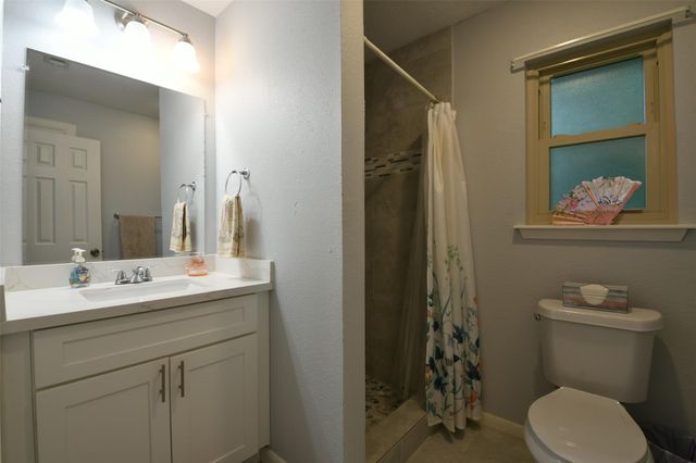 602 Sharondoah Drive, Highlands, TX 77562