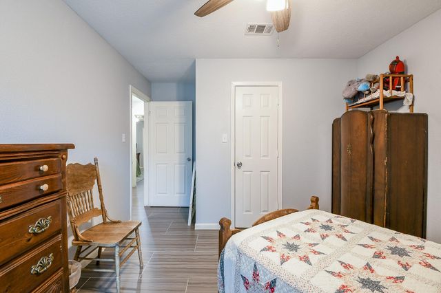 602 Sharondoah Drive, Highlands, TX 77562