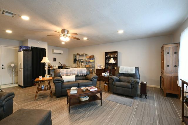 602 Sharondoah Drive, Highlands, TX 77562
