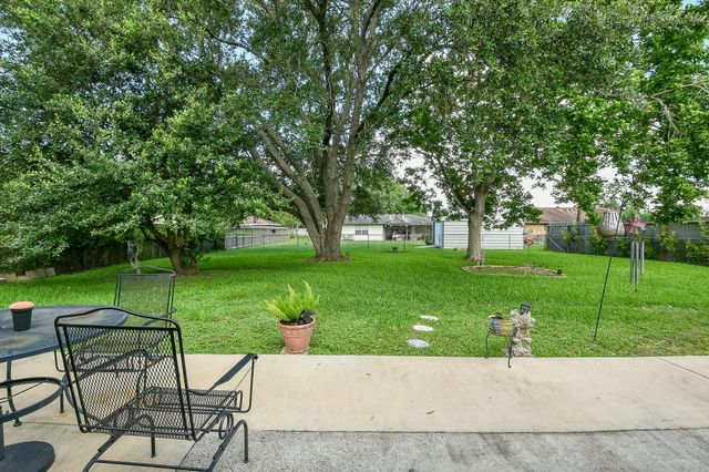 602 Sharondoah Drive, Highlands, TX 77562