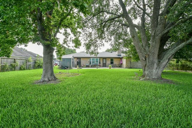 602 Sharondoah Drive, Highlands, TX 77562