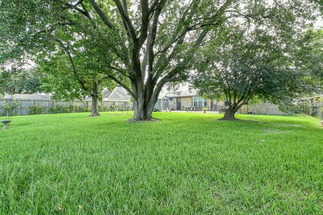 602 Sharondoah Drive, Highlands, TX 77562
