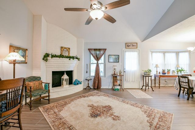 602 Sharondoah Drive, Highlands, TX 77562
