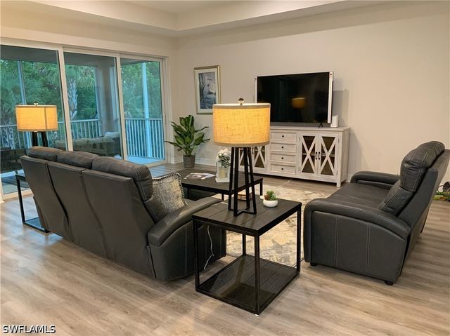 208 Indies Dr E 202, Naples, FL 34114
