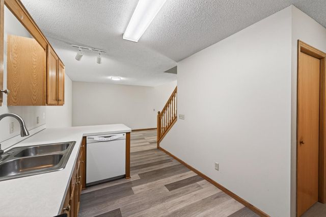 7043 48th Street N, Oakdale, MN 55128