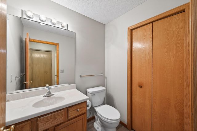 7043 48th Street N, Oakdale, MN 55128