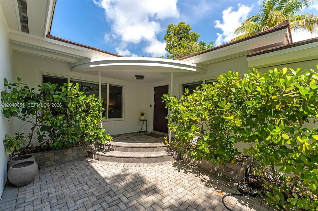 8 Pinta Road, Miami, FL 33133