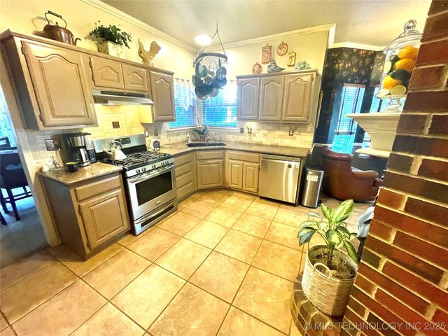 1312 N Willow Avenue, Broken Arrow, OK 74012