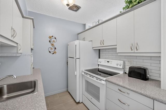 800 SW 10th Ter 11T, Hallandale Beach, FL 33009