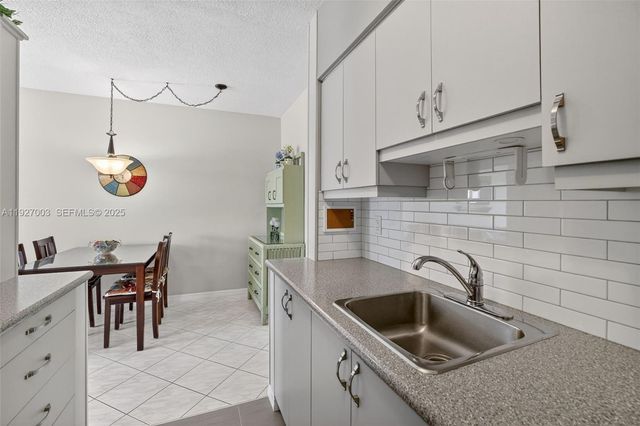 800 SW 10th Ter 11T, Hallandale Beach, FL 33009