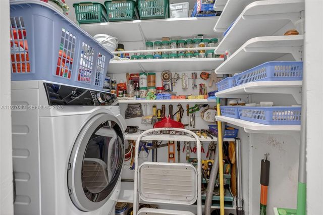 800 SW 10th Ter 11T, Hallandale Beach, FL 33009