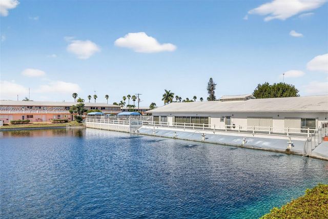 800 SW 10th Ter 11T, Hallandale Beach, FL 33009