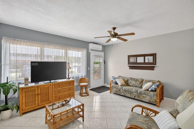 800 SW 10th Ter 11T, Hallandale Beach, FL 33009
