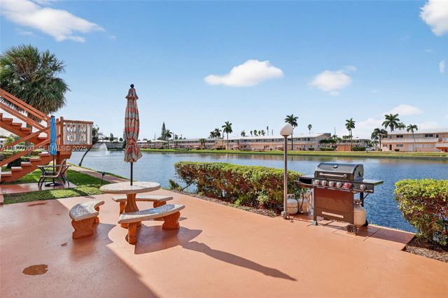 800 SW 10th Ter 11T, Hallandale Beach, FL 33009