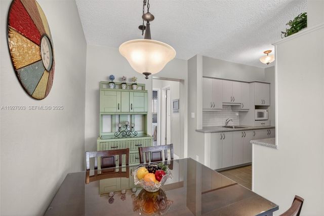 800 SW 10th Ter 11T, Hallandale Beach, FL 33009