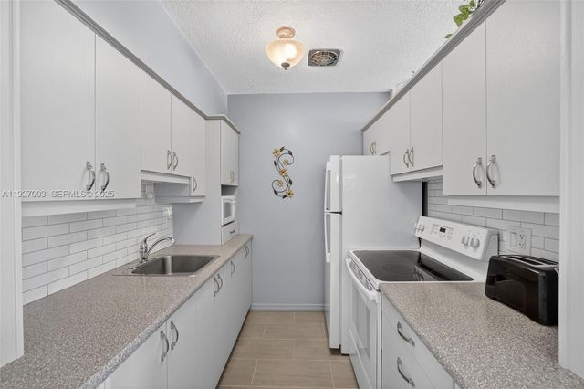 800 SW 10th Ter 11T, Hallandale Beach, FL 33009