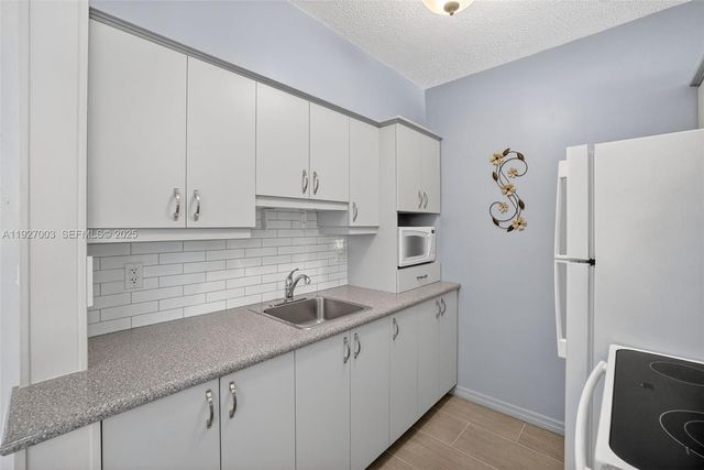 800 SW 10th Ter 11T, Hallandale Beach, FL 33009