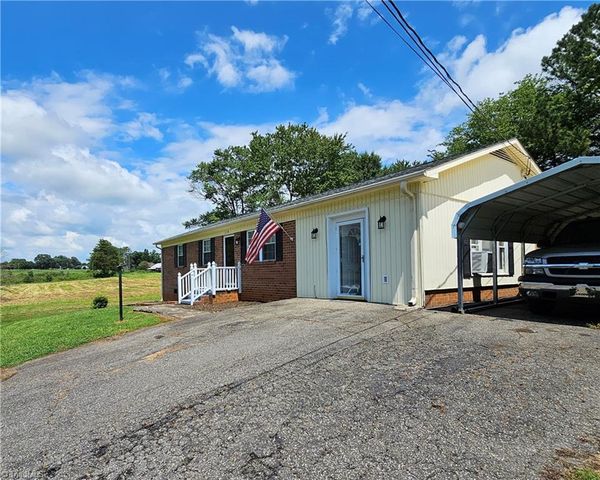 118 Pickshin Avenue, Dobson, NC 27017