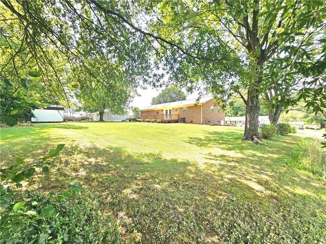 118 Pickshin Avenue, Dobson, NC 27017