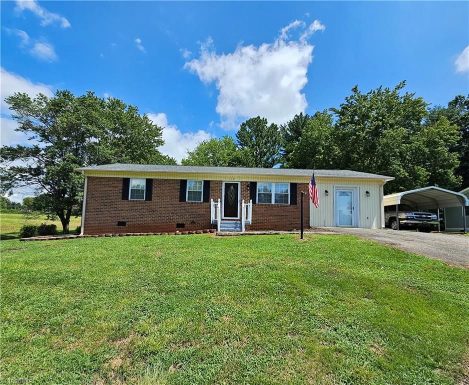118 Pickshin Avenue, Dobson, NC 27017