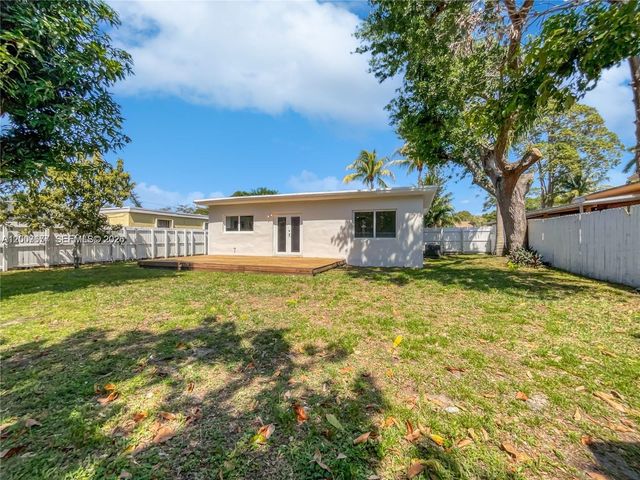 524 NE 160th St, Miami, FL 33162