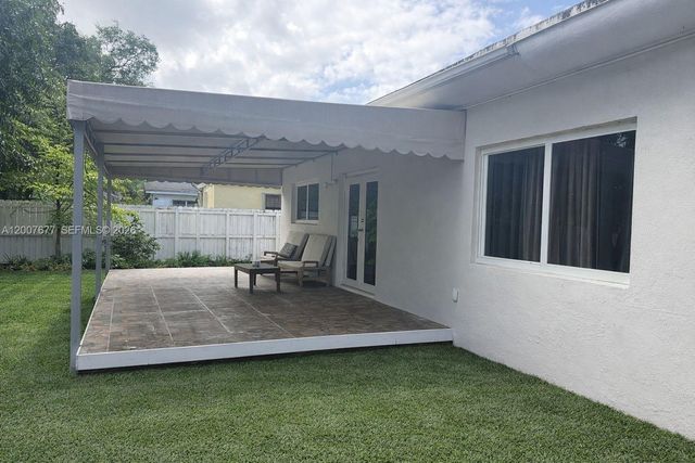 524 NE 160th St, Miami, FL 33162