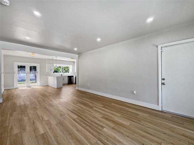 524 NE 160th St, Miami, FL 33162