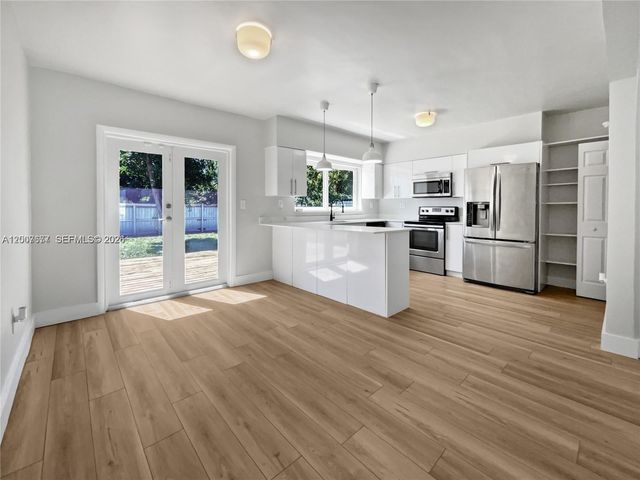 524 NE 160th St, Miami, FL 33162