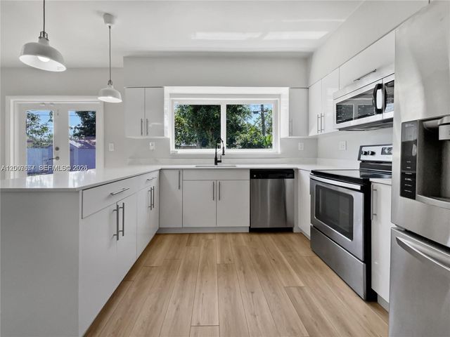 524 NE 160th St, Miami, FL 33162