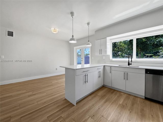 524 NE 160th St, Miami, FL 33162