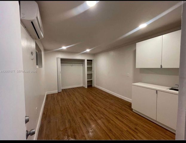 524 NE 160th St, Miami, FL 33162