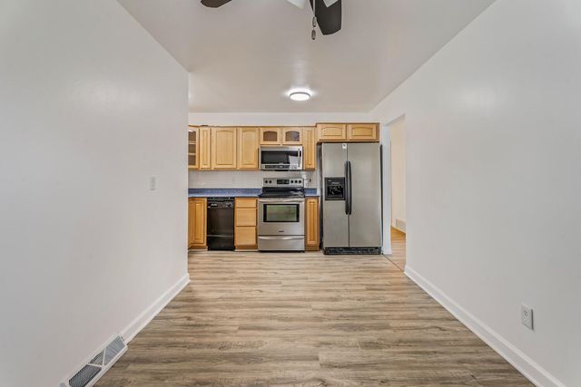 827 E 52nd Avenue, Merrillville, IN 46410