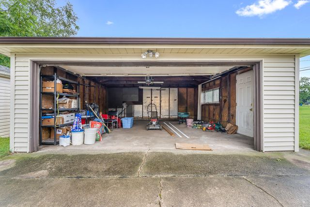 827 E 52nd Avenue, Merrillville, IN 46410