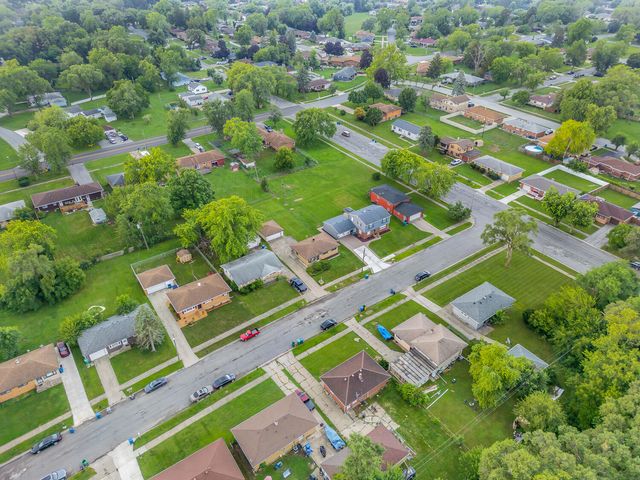 827 E 52nd Avenue, Merrillville, IN 46410