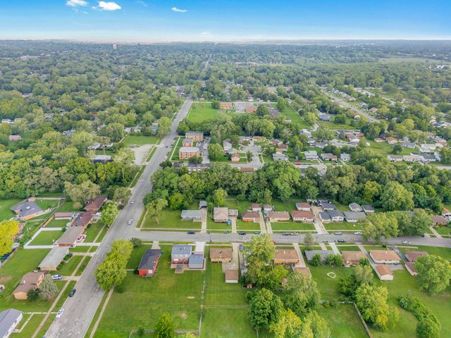 827 E 52nd Avenue, Merrillville, IN 46410