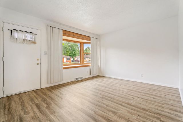 827 E 52nd Avenue, Merrillville, IN 46410